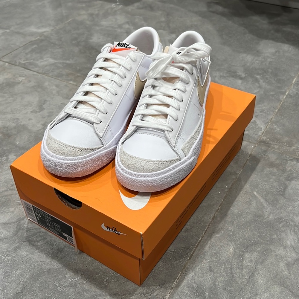 NWB Nike women blazer low ‘77 white/ rattan pale coral size 6.5 - Picture 2 of 9